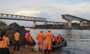 Pelo menos 2 mortos e 13 feridos em queda de ponte no Brasil