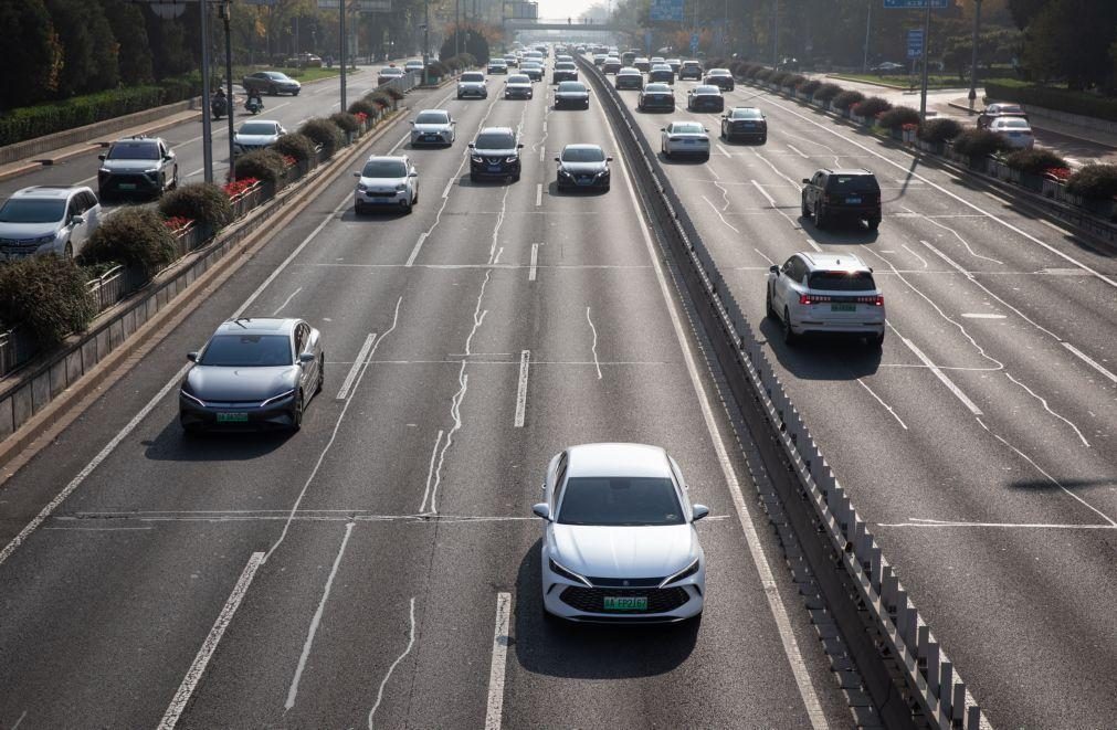 Vendas de elétricos devem superar as de carros convencionais na China em 2025