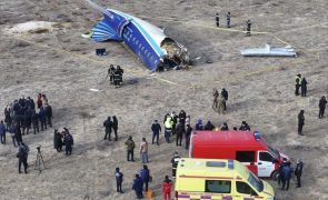 Autoridades do Azerbaijão dizem que queda de avião foi causada por míssil russo