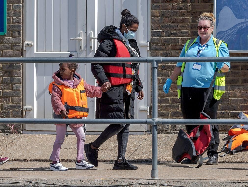 Número de migrantes irregulares a entrar no Reino Unido aumentou 25% no ano passado