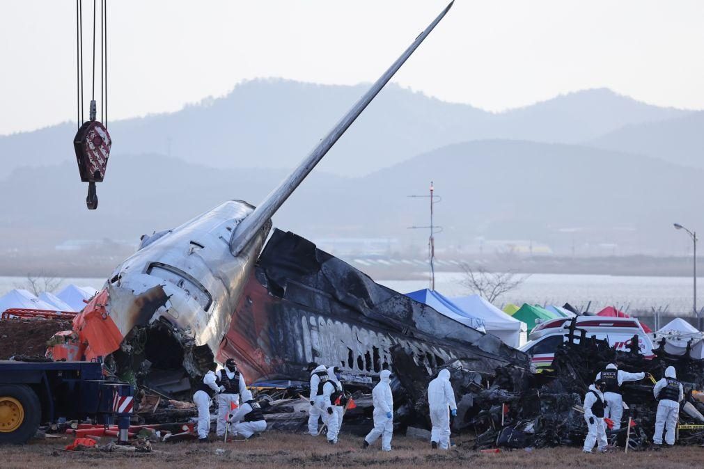 Polícia sul-coreana realiza buscas no aeroporto de Muan após queda de Boeing