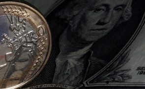 Euro cai para mínimo de mais dois anos face ao dólar