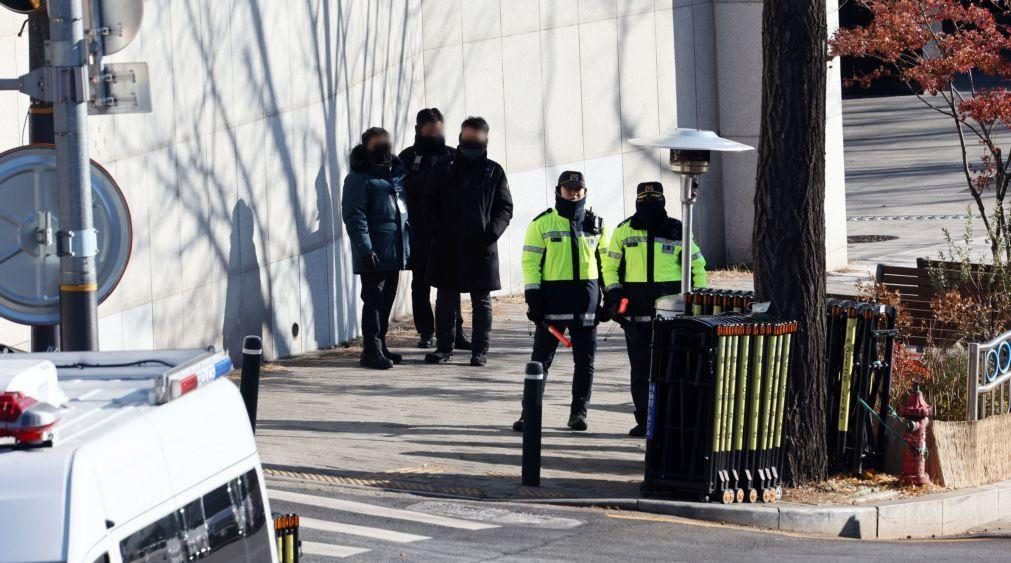 Presidente sul-coreano destituído recusa mandado de detenção e refugia-se em casa