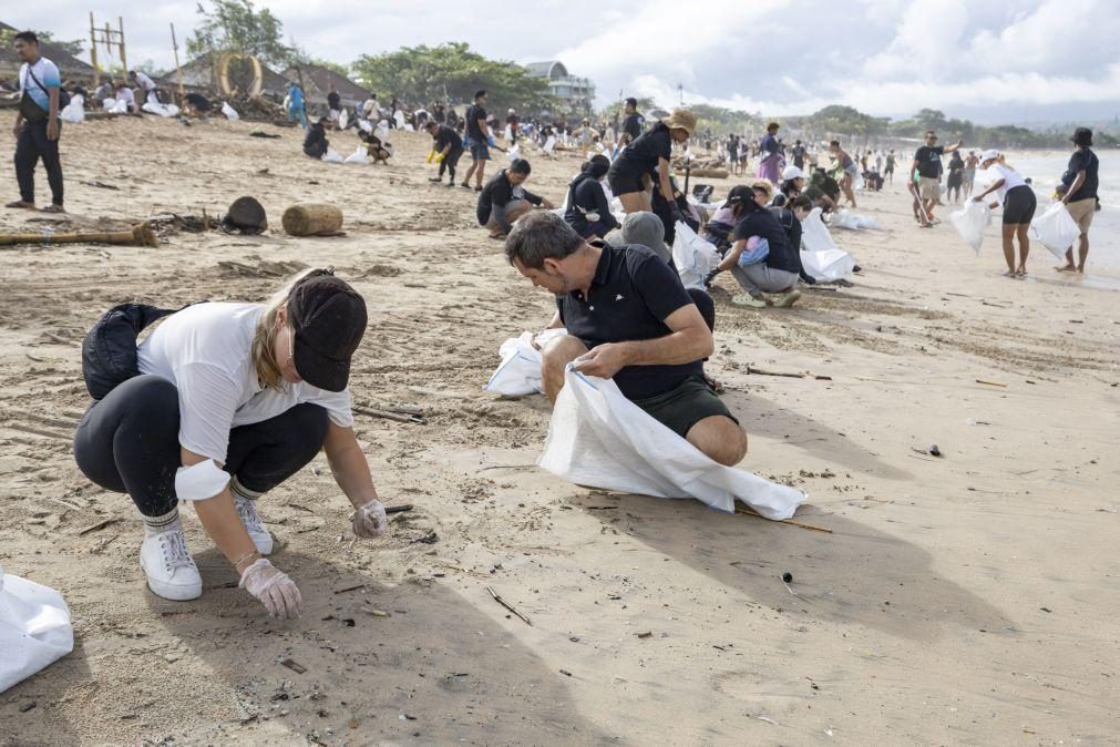 Praias da ilha indonésia de Bali sofrem uma das piores acumulações de plásticos