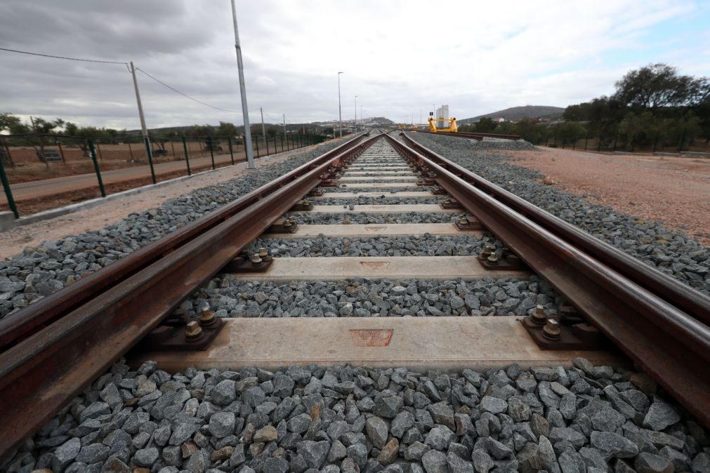 Circulação ferroviária na Linha do Oeste retomada hoje entre Malveira e Torres Vedras