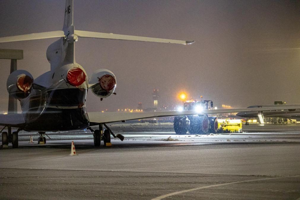 Neve afeta operações em aeroportos do Reino Unido e Alemanha