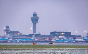 Dezenas de voos cancelados ou adiados nos Países Baixos devido à neve