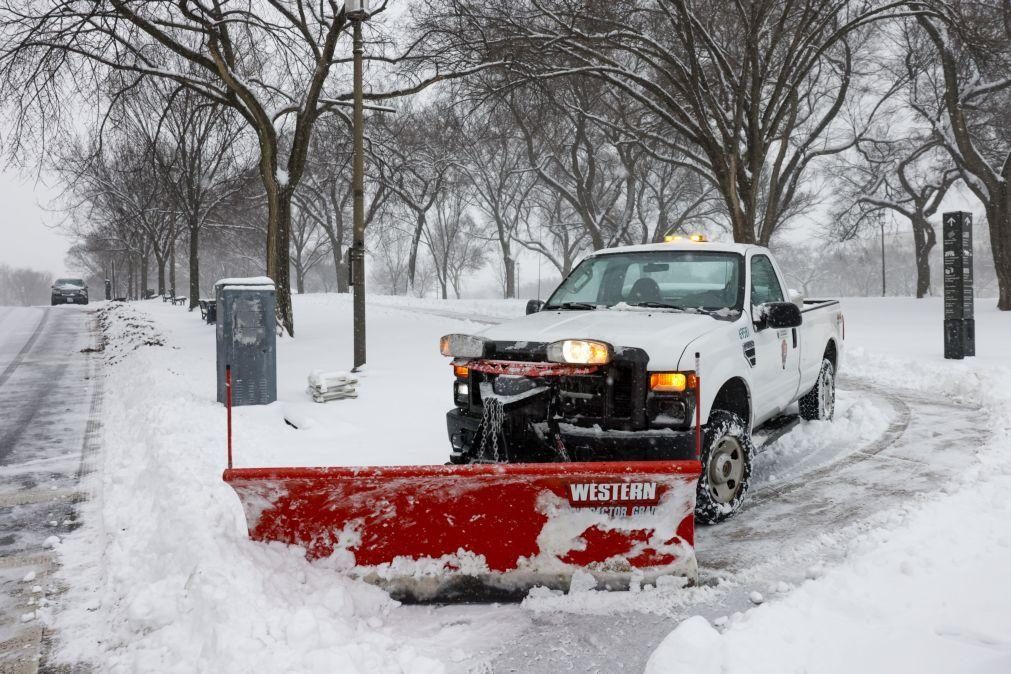 Pelo menos cinco mortos na pior tempestade de neve em décadas nos EUA