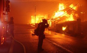 Incêndios florestais na Califórnia fora de controlo 