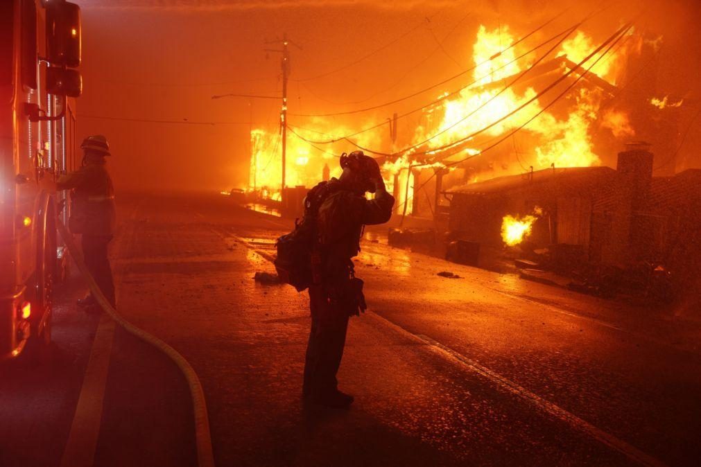 Incêndios florestais na Califórnia fora de controlo 