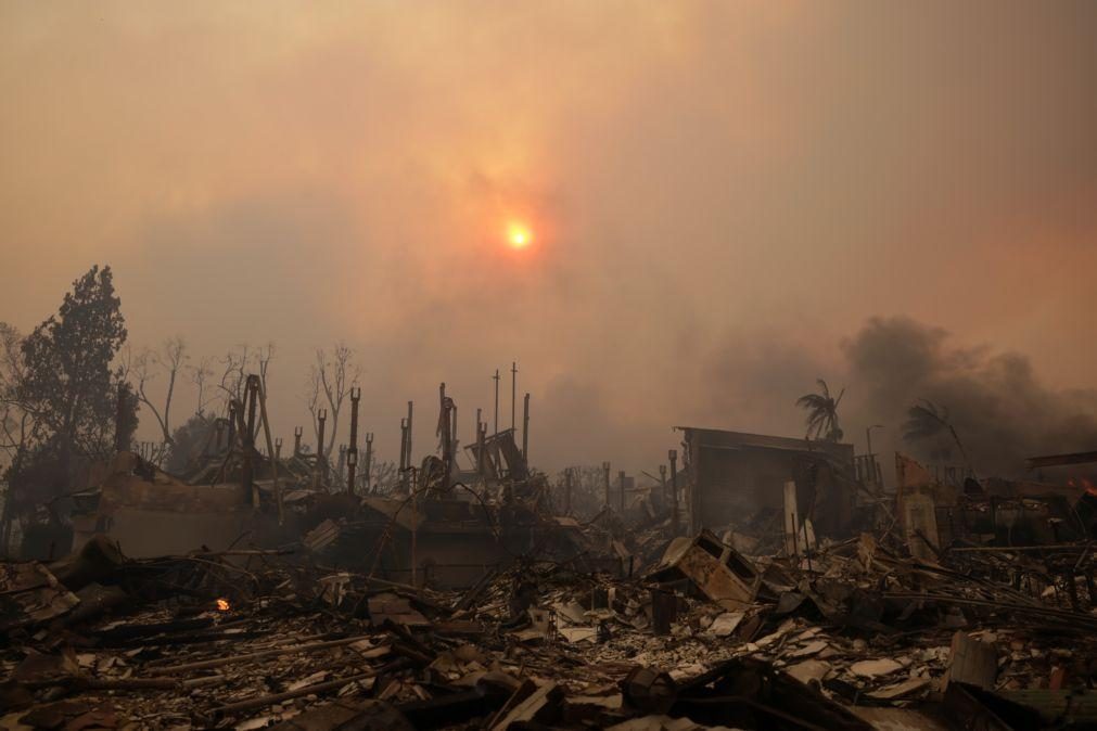 Desespero e críticas aos bombeiros de quem perdeu tudo nos fogos de Los Angeles