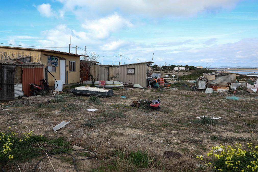 Moradores do extremo nascente da Praia de Faro não querem abandonar as casas