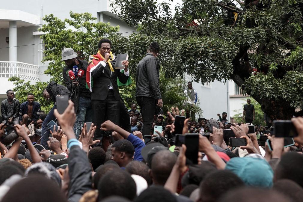 Polícia dispersa a tiro multidão que ouvia Mondlane no centro de Maputo