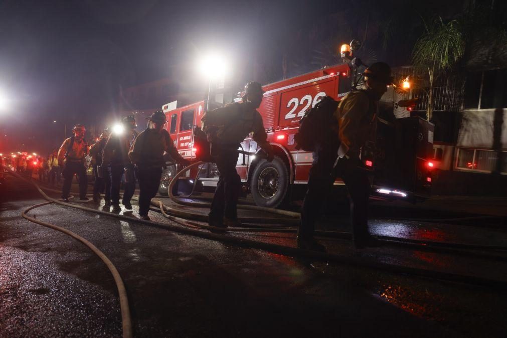 Vento diminui e ajuda bombeiros no combate aos incêndios devastadores de Los Angeles