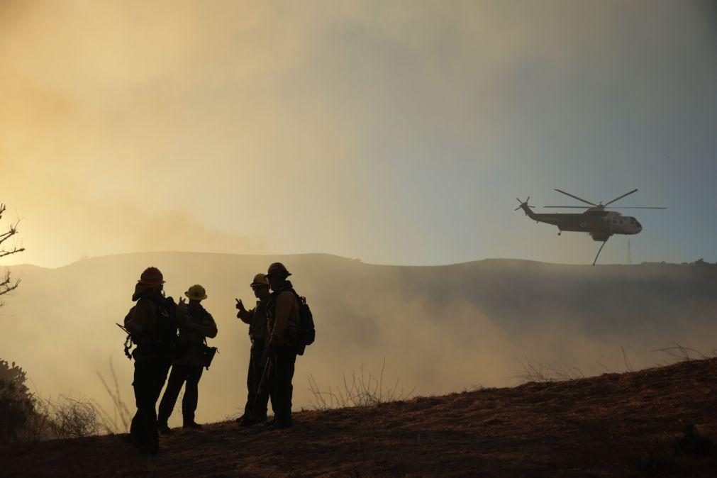 Novo incêndio deflagra no norte de Los Angeles onde já morreram sete pessoas