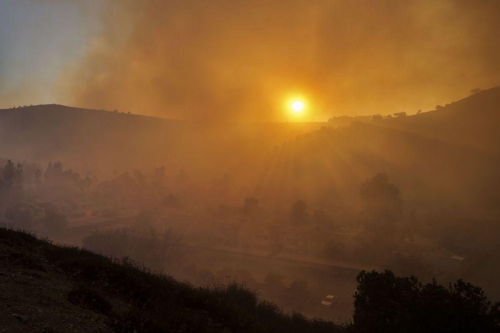 Residentes de Los Angeles tentam sobreviver a catástrofe sem precedentes