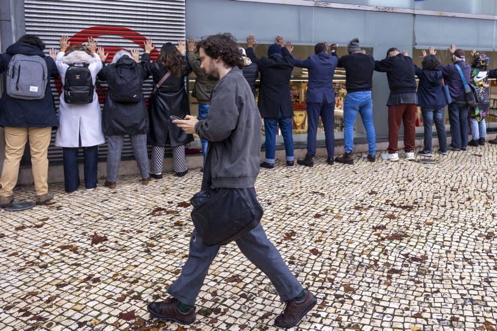 Ativistas encostam-se à parede em zona nobre para denunciar operação no Martim Moniz