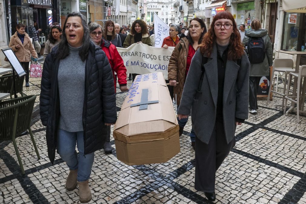 Protesto em jeito de velório na despedida à estação ferroviária de Coimbra que vai fechar