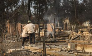 Decretado recolher obrigatório nas zonas afetadas pelos incêndios em Los Angeles