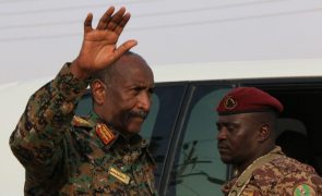 Líder militar sudanês promete abrir todas as passagens para deixar passar ajuda