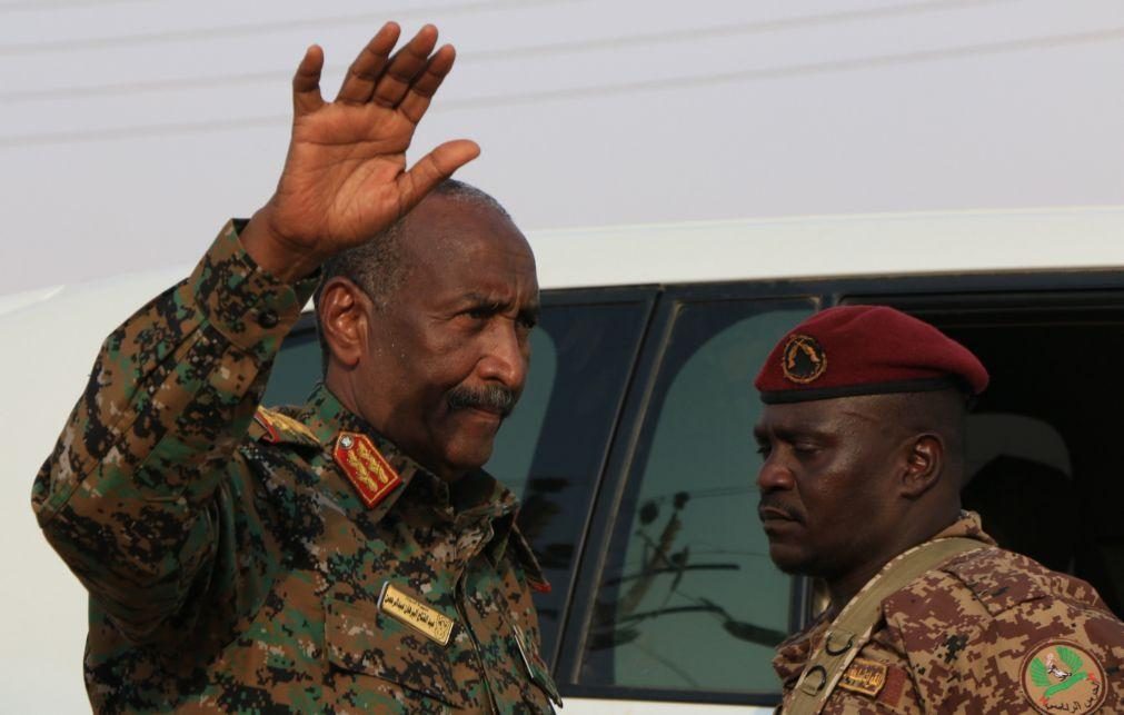 Líder militar sudanês promete abrir todas as passagens para deixar passar ajuda