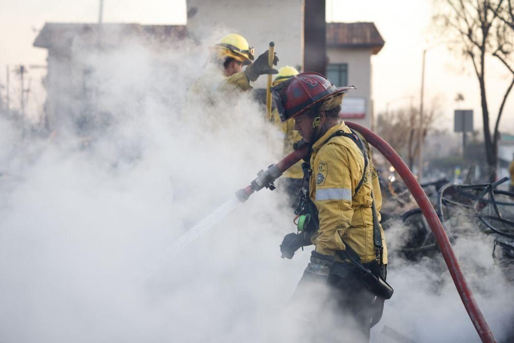 Um dos incêndios de Los Angeles avança para o bairro rico de Brentwood