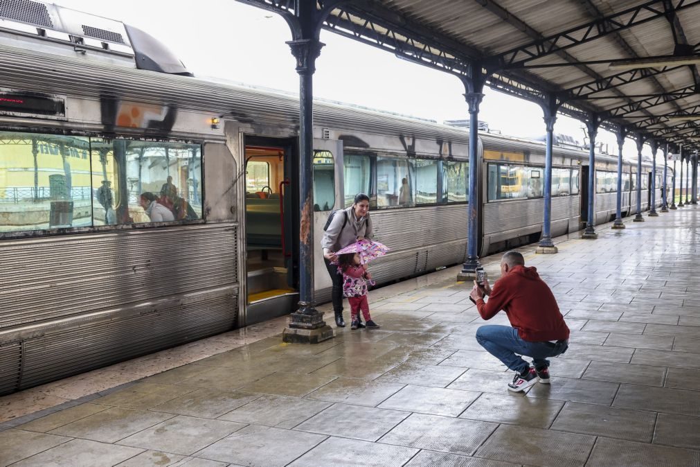 Mais de 200 pessoas despediram-se do último comboio que saiu do centro de Coimbra