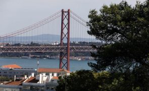 Circulação de comboios interrompida em troço da Ponte 25 de Abril