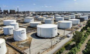 Barril de petróleo Brent mantém-se acima de 81 dólares e em máximos desde julho