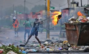 Barricadas, pneus em chamas e intervenção policial em Maputo enquanto deputados tomam posse