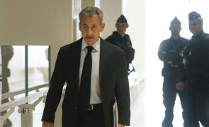 Sarkozy nega em tribunal ter procurado financiamento no estrangeiro