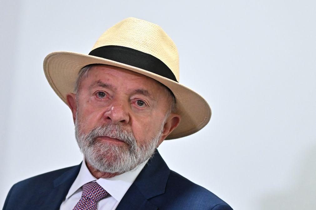 Lula assina lei que proíbe uso de telemóvel nas escolas brasileiras