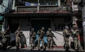 Polícia brasileira detém sete pessoas em operação contra Comando Vermelho em favelas do Rio