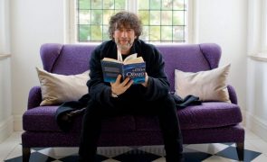 Nove mulheres acusam Neil Gaiman de abusos sexuais que autor nega