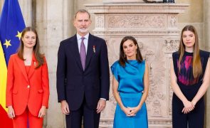 Letizia - ‘Recicla’ vestido da sogra 40 anos depois e surpreende com alterações