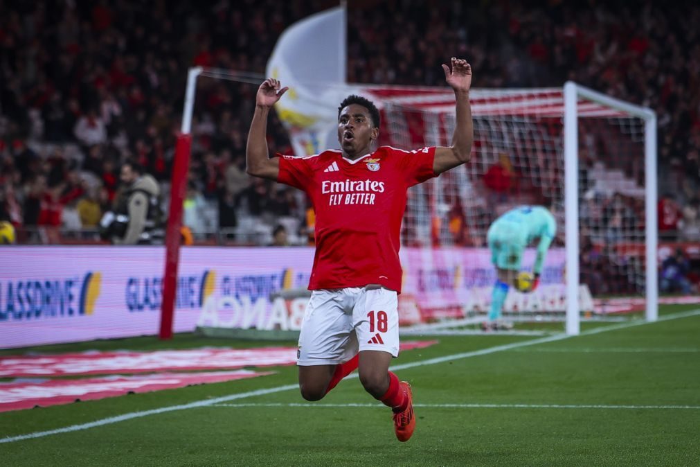 Benfica goleia Famalicão com 'hat-trick' de Barreiro e iguala líder Sporting