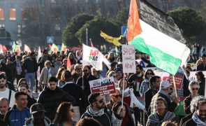 Centenas de pessoas manifestam-se em Lisboa pela paz no mundo