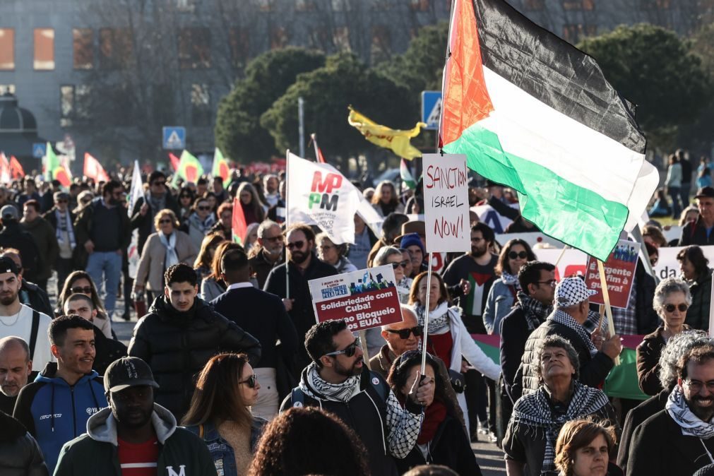 Centenas de pessoas manifestam-se em Lisboa pela paz no mundo