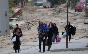 Centenas de pessoas abandonam campo de refugiados na Cisjordânia