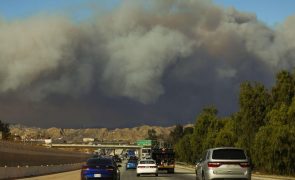 Milhares de pessoas retiradas de casa por incêndio na região de Los Angeles