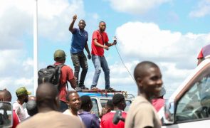 Dezenas ocupam portagens da ponte de Maputo totalmente bloqueada