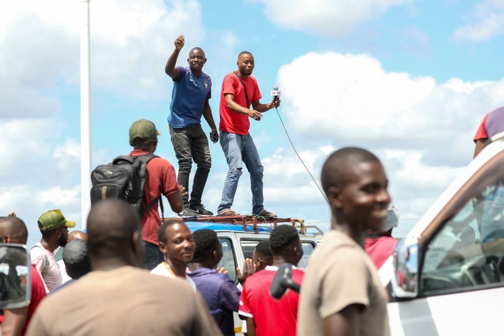 Dezenas ocupam portagens da ponte de Maputo totalmente bloqueada