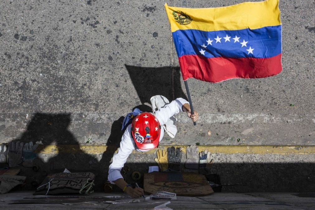 Grupos criminosos aliciam jovens com comida na Venezuela