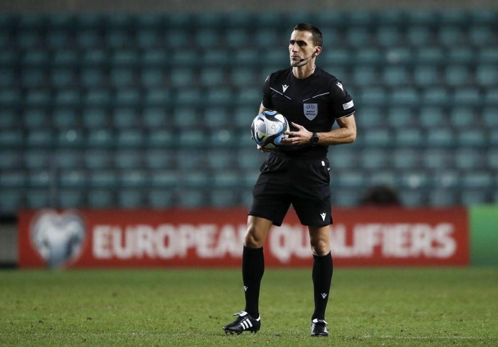 LE: Árbitro Nikola Dabanovic no Maccabi-FC Porto e John Brooks no Sp.Braga-Lazio