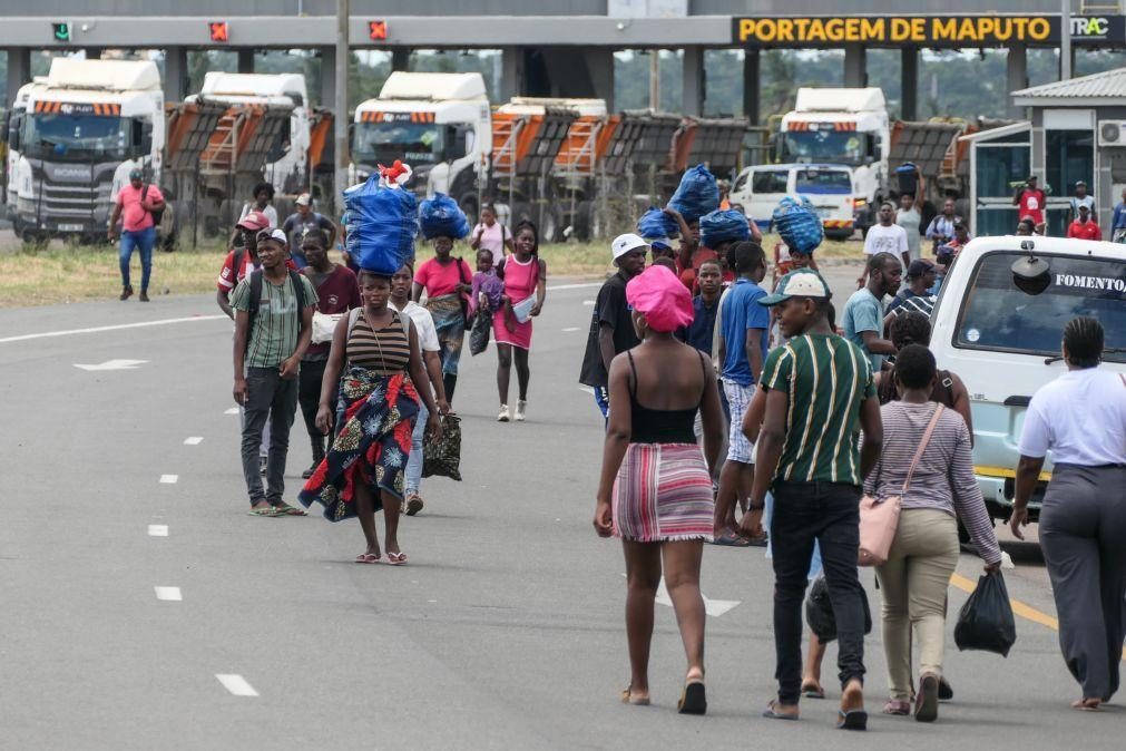 Acesso a Maputo cortado por manifestantes que usam cisterna de combustível como escudo