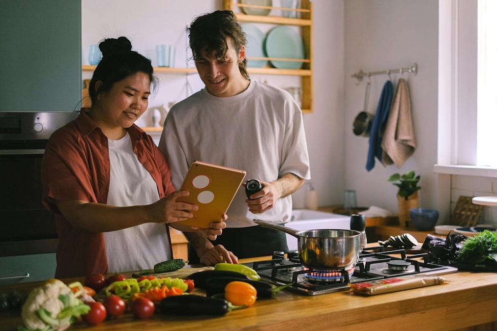 Cozinhar pode ajudar a aumentar a felicidade de acordo com novo estudo