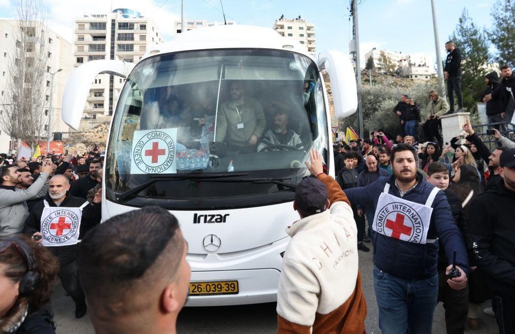 Perto de 100 prisioneiros palestinianos chegaram a Ramallah