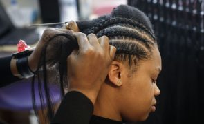 A arte de trançar o cabelo que resgata a identidade africana e embeleza Portugal