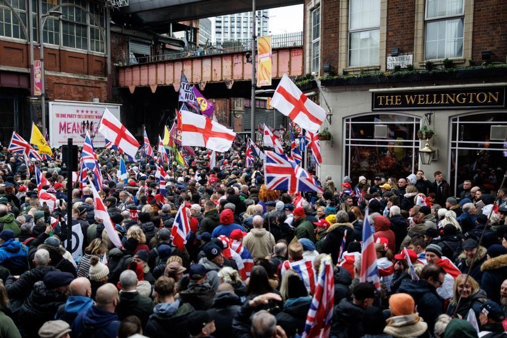 Milhares de pessoas manifestam-se em Londres em apoio a ativista de extrema-direita preso