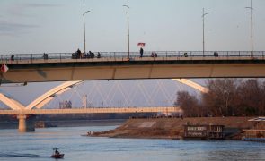 Estudantes sérvios saem à rua e bloqueiam pontes em Novi Sad